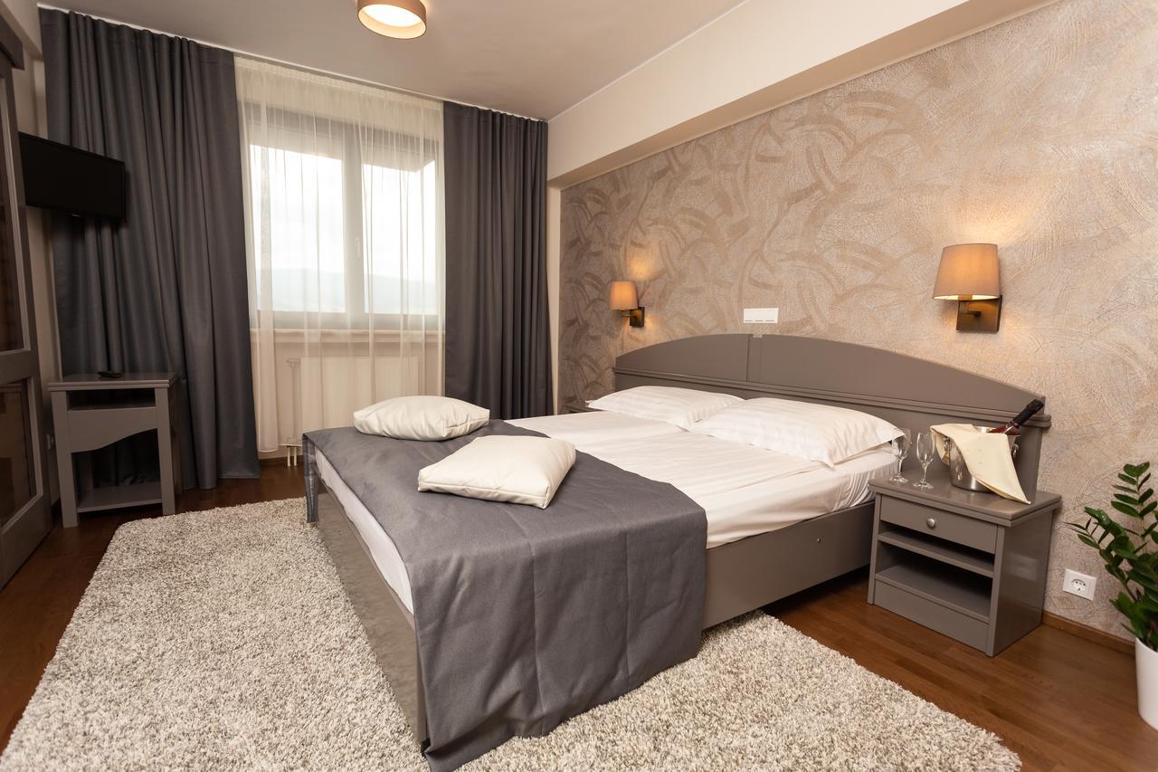 מיירקורה-צ'וק Hotel Fenyo מראה חיצוני תמונה